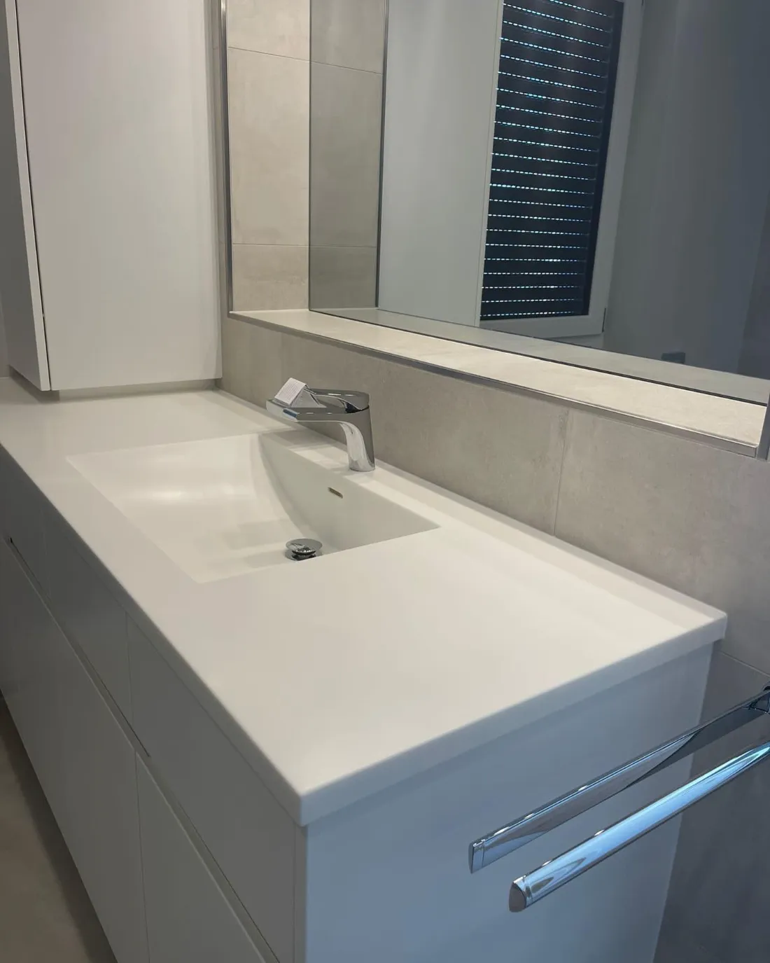 Weißer fugenloser Corian-Waschtisch mit integriertem Becken