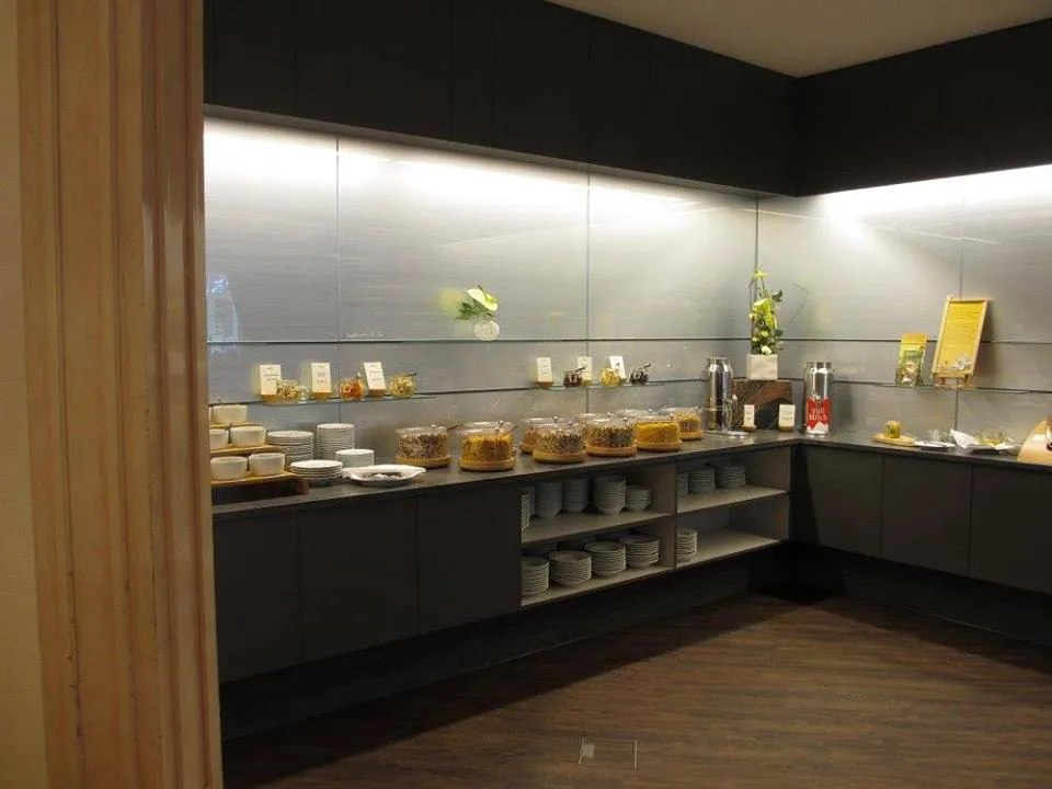 Frühstücksbuffet in Anthrazit mit beleuchteten Glasborden, über Eck gebaut