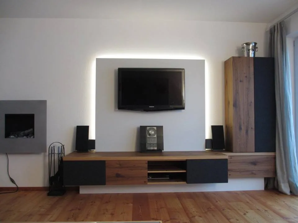 TV-Wand mit hinterleuchtetem Paneel, schwebendem Altholz-Lowboard und Altholz-Hochschrank